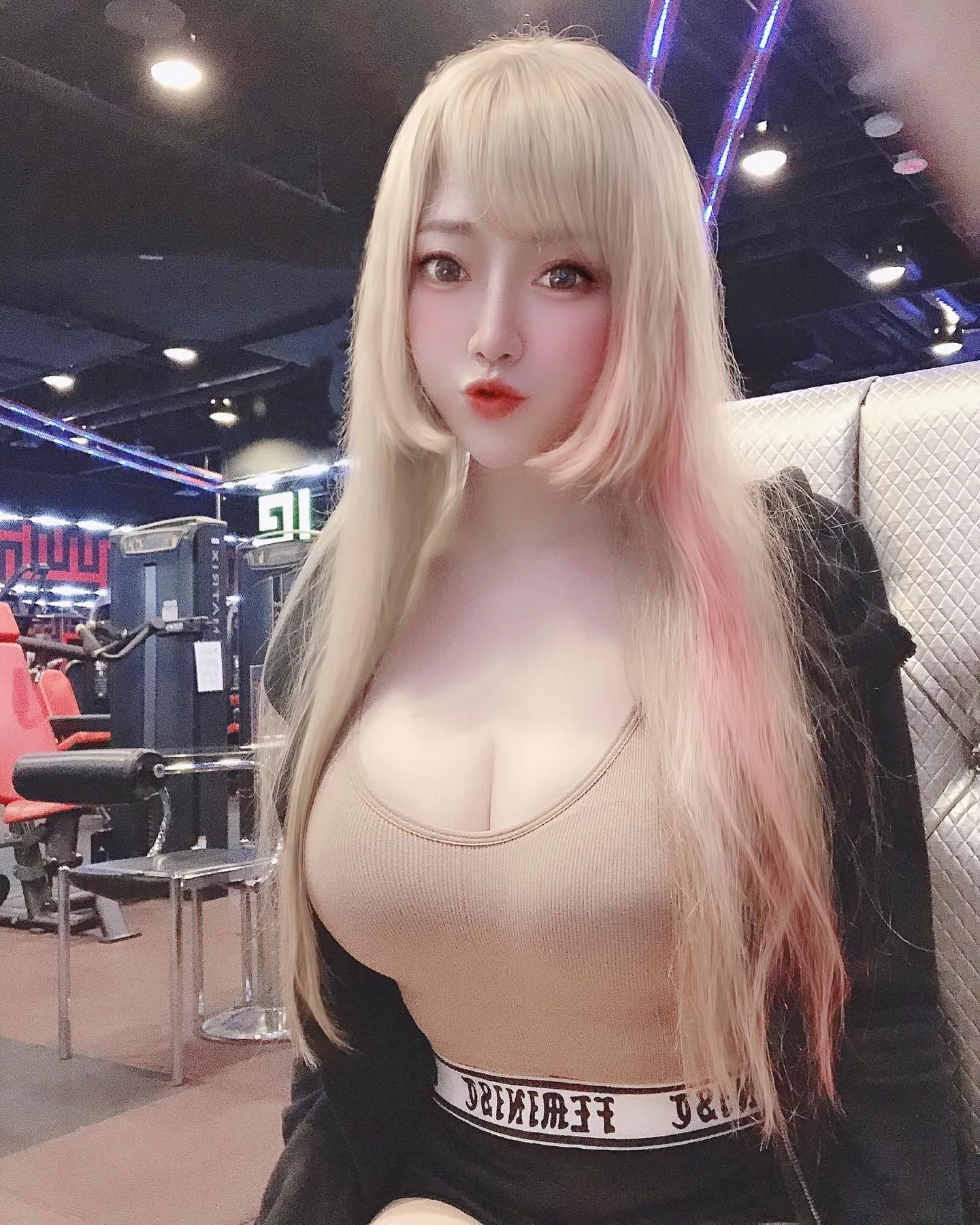 巨乳正妹“陈甜芯”难以抵挡她的魅力“挺出乳白圆润双胸”身材紧致火辣！
